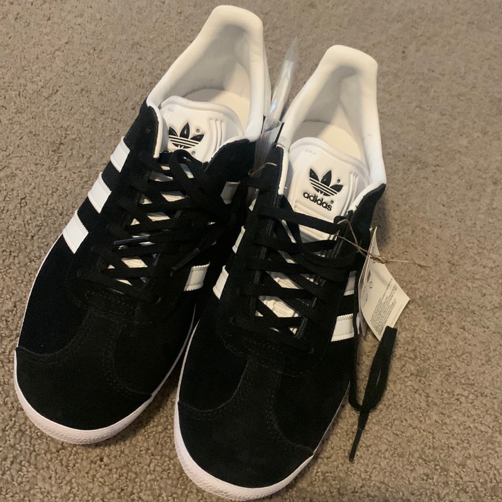 Black Adidas tennis shoes